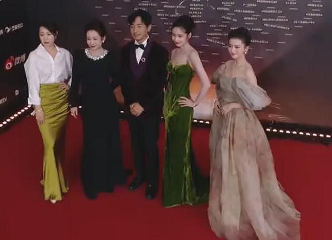视界大会红毯尴尬瞬间!踩裙子、抢位置,太多人手忙脚乱出状况(组图) - 17