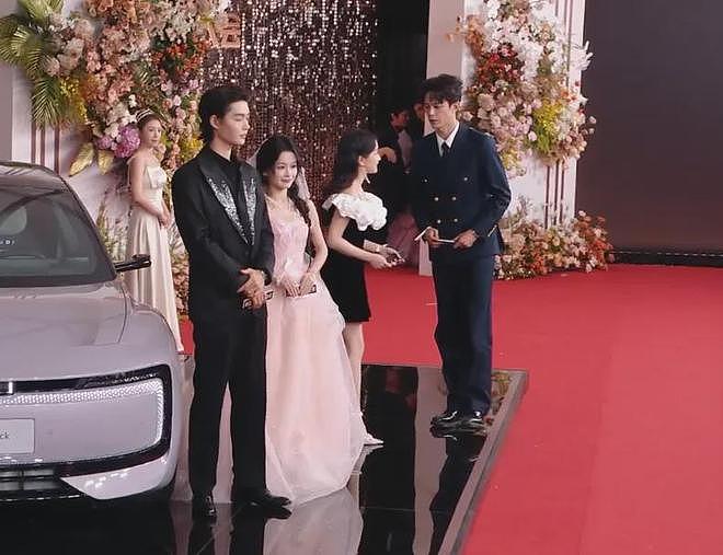 视界大会红毯尴尬瞬间!踩裙子、抢位置,太多人手忙脚乱出状况(组图) - 8