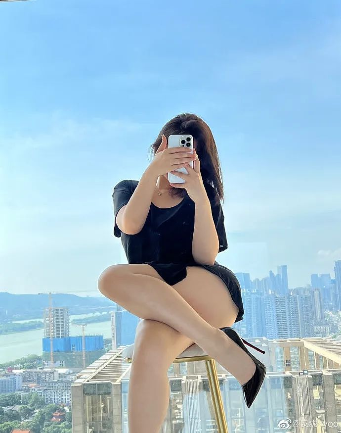 【美女】120斤辣妹,黑丝高跟太性感,大围度身材引舔屏(组图) - 8