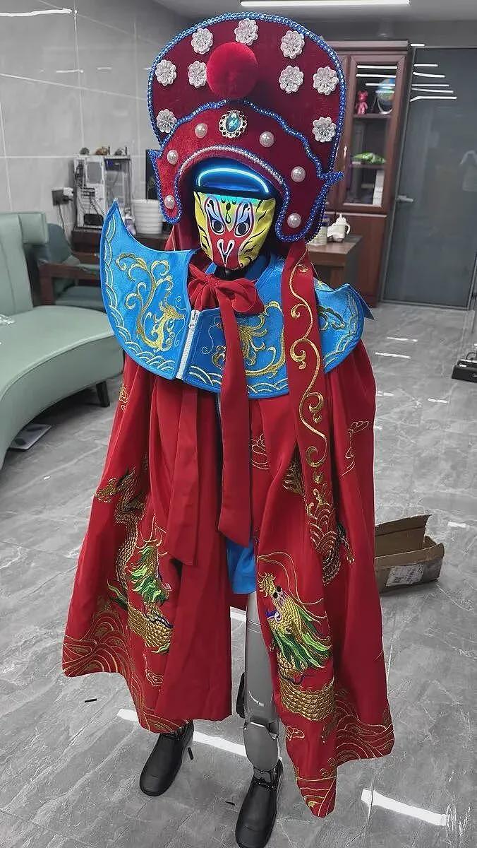 宇树机器人，在婚礼迎宾，养老院热舞，日入8000（组图） - 5