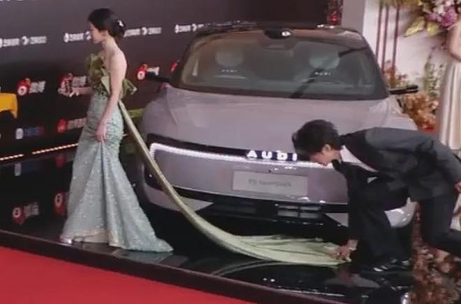 视界大会红毯尴尬瞬间!踩裙子、抢位置,太多人手忙脚乱出状况(组图) - 10