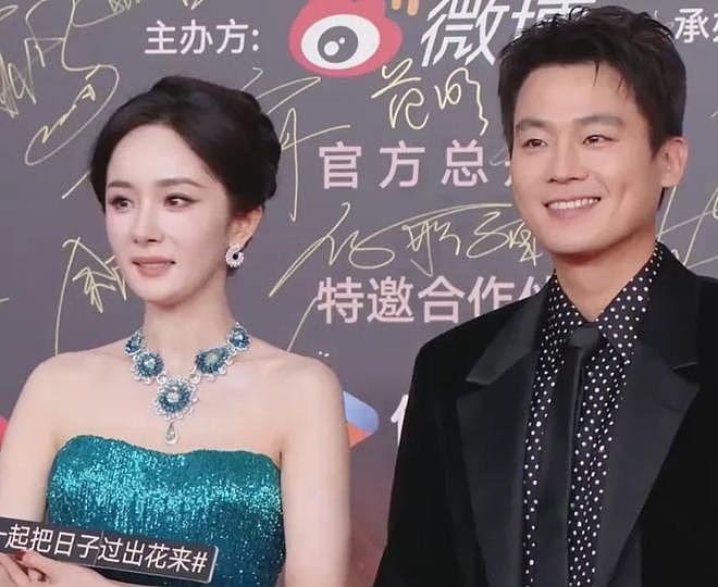 视界大会红毯尴尬瞬间!踩裙子、抢位置,太多人手忙脚乱出状况(组图) - 3