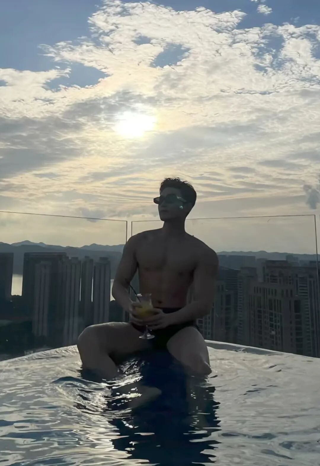 【帅哥】肌肉男模帅哥走红网络，性感的身材，迷人的颜值真让人上头...（组图） - 8