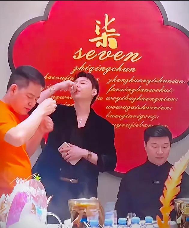 范丞丞爸爸75岁生日照曝出！穿得像韩国欧巴似的，看着最多40岁（组图） - 7