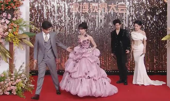 视界大会红毯尴尬瞬间!踩裙子、抢位置,太多人手忙脚乱出状况(组图) - 24