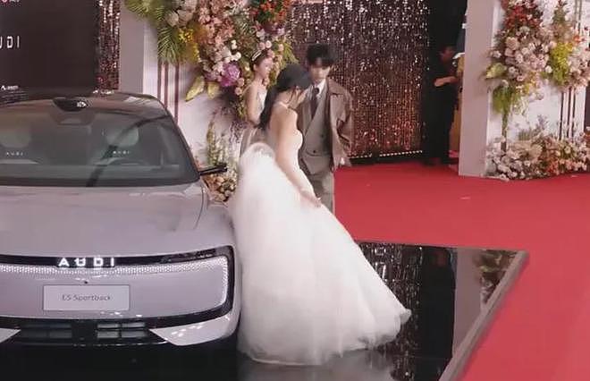 视界大会红毯尴尬瞬间!踩裙子、抢位置,太多人手忙脚乱出状况(组图) - 27