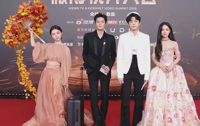 视界大会红毯尴尬瞬间!踩裙子、抢位置,太多人手忙脚乱出状况(组图) - 7