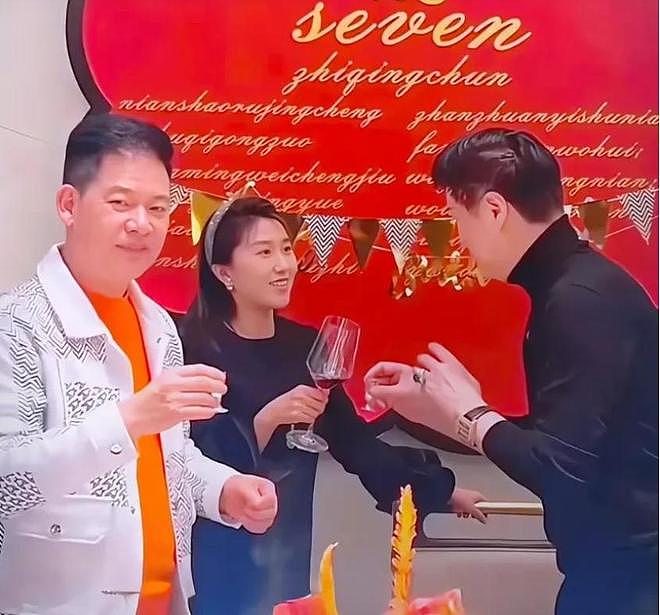 范丞丞爸爸75岁生日照曝出！穿得像韩国欧巴似的，看着最多40岁（组图） - 1