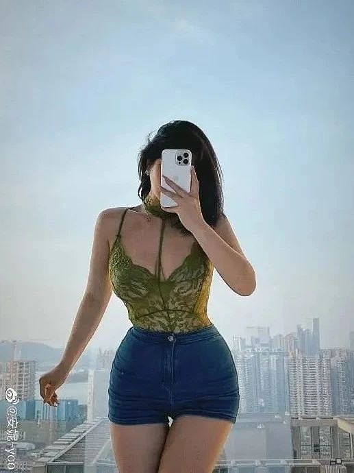 【美女】120斤辣妹,黑丝高跟太性感,大围度身材引舔屏(组图) - 5