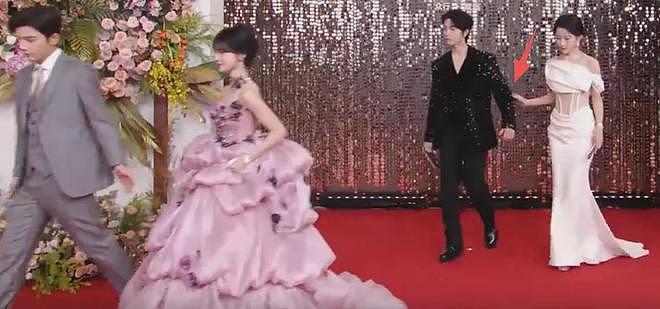 视界大会红毯尴尬瞬间!踩裙子、抢位置,太多人手忙脚乱出状况(组图) - 25