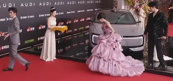 视界大会红毯尴尬瞬间!踩裙子、抢位置,太多人手忙脚乱出状况(组图) - 26
