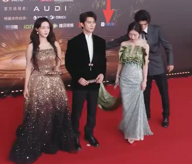 视界大会红毯尴尬瞬间!踩裙子、抢位置,太多人手忙脚乱出状况(组图) - 11
