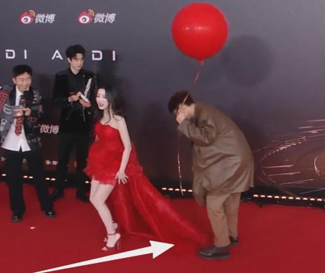 视界大会红毯尴尬瞬间!踩裙子、抢位置,太多人手忙脚乱出状况(组图) - 9