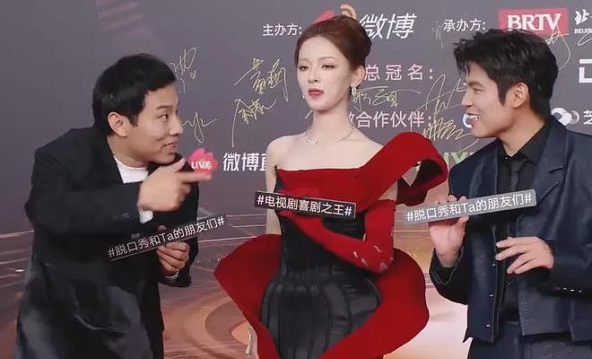 视界大会红毯尴尬瞬间!踩裙子、抢位置,太多人手忙脚乱出状况(组图) - 33