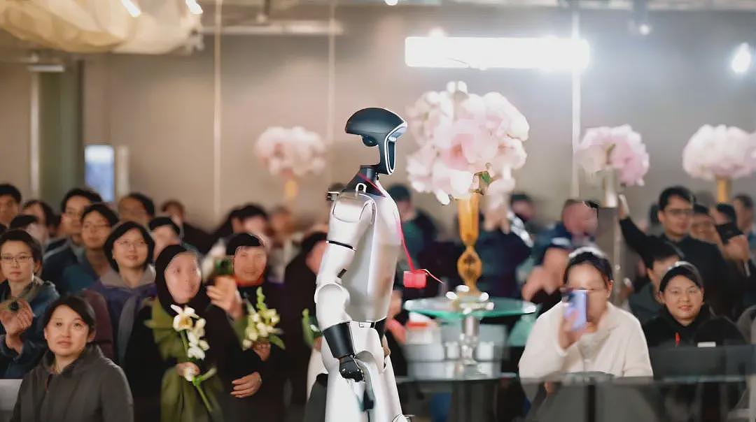 宇树机器人，在婚礼迎宾，养老院热舞，日入8000（组图） - 1
