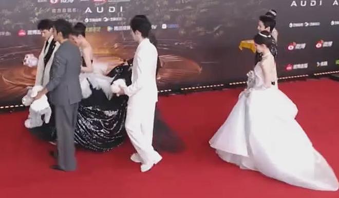 视界大会红毯尴尬瞬间!踩裙子、抢位置,太多人手忙脚乱出状况(组图) - 18