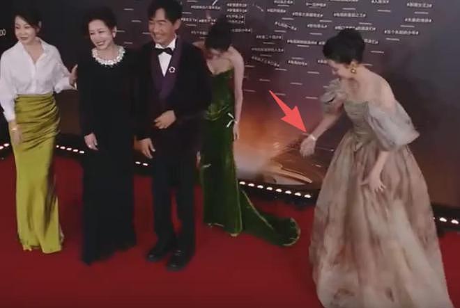 视界大会红毯尴尬瞬间!踩裙子、抢位置,太多人手忙脚乱出状况(组图) - 16
