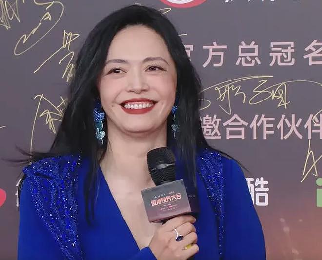 视界大会红毯尴尬瞬间!踩裙子、抢位置,太多人手忙脚乱出状况(组图) - 35