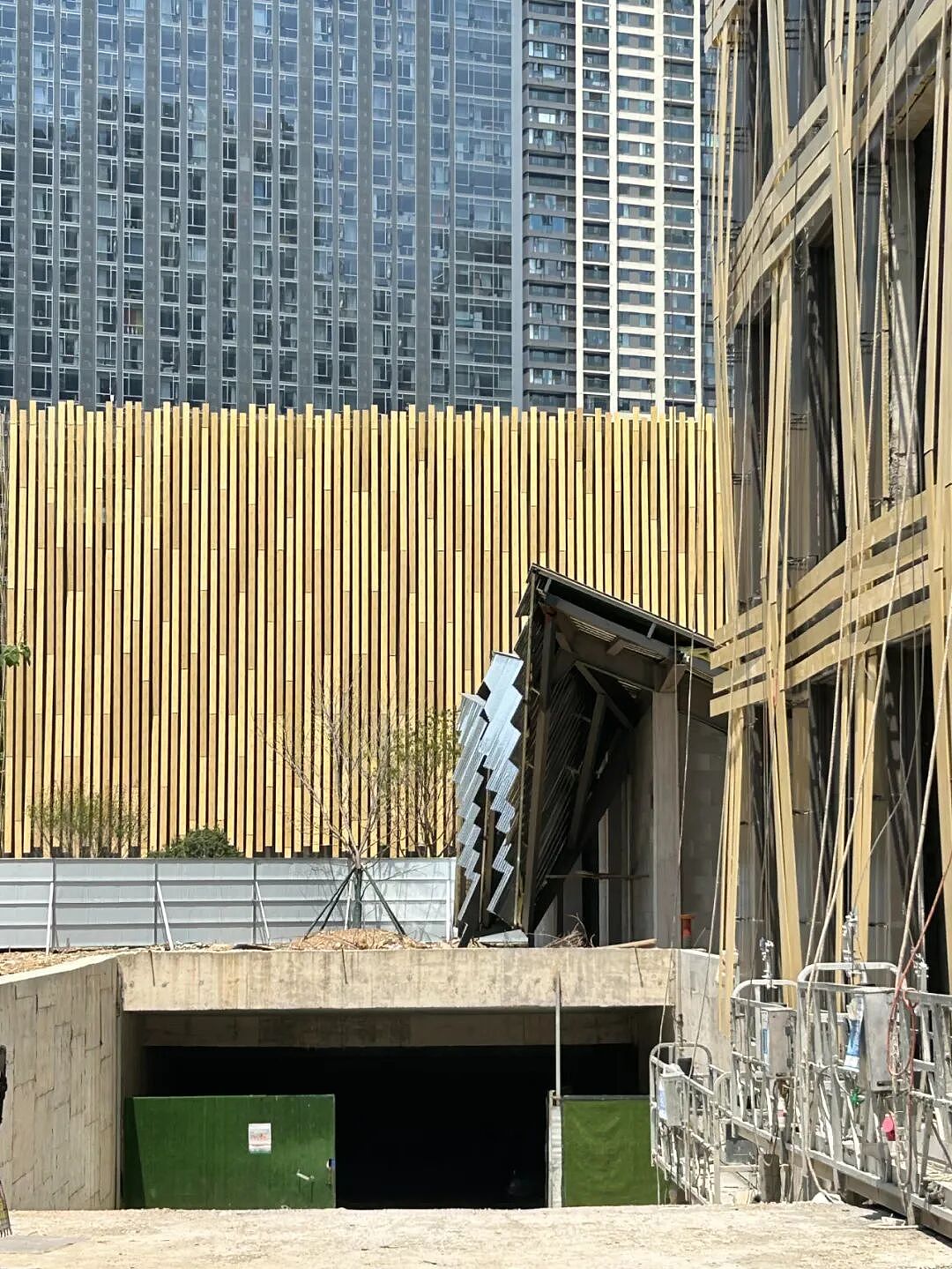 建筑大师又“翻车”了？隈研吾在武汉设计的酒店，还未完工就被吐槽像“快递防护木架”！网友：效果图是一个？（组图） - 8