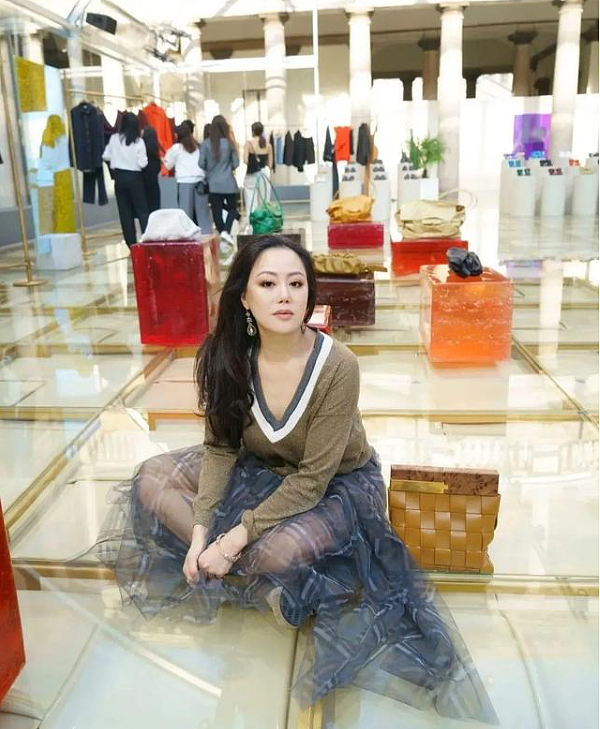 这也能洗白！害惨闺蜜一家逼其子女入狱、与5床伴持续交合15小时，60岁变身商业女强人？（组图） - 54