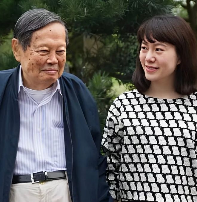 翁帆已经打扫整理完旧居：和杨振宁的结婚照最显眼（组图） - 6