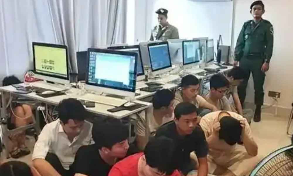 离谱！东南亚电诈园区办公室里，竟出现“不忘初心、砥砺前行”等中文横幅（组图） - 2