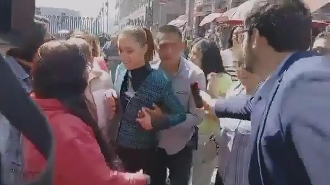 搂肩偷吻袭胸!女总统被当街性骚扰,随扈疑似“滑手机”救援来迟(视频/组图) - 2