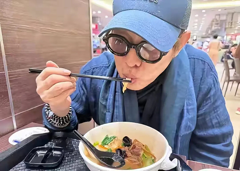 李连杰亲自下场辟谣，泳池脱衣露出光洁胸口，直言：别拿逝者炒作（组图） - 5