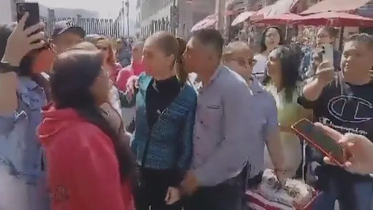 搂肩偷吻袭胸!女总统被当街性骚扰,随扈疑似“滑手机”救援来迟(视频/组图) - 1
