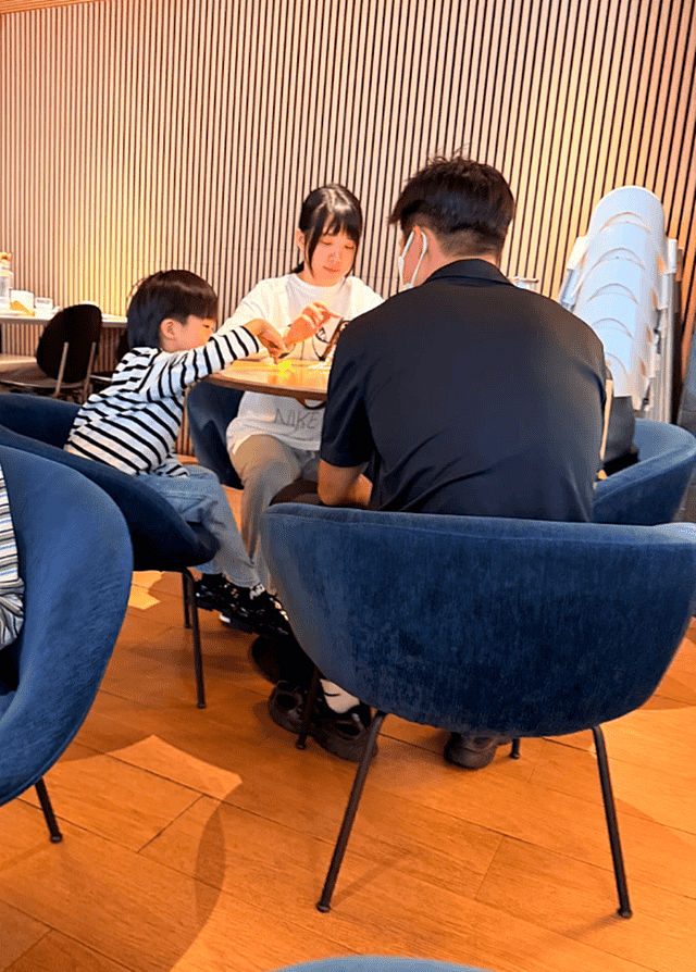 苏炳添陪家人被偶遇,背影男友力满满,妻子生仨娃还是小女孩模样(组图) - 2