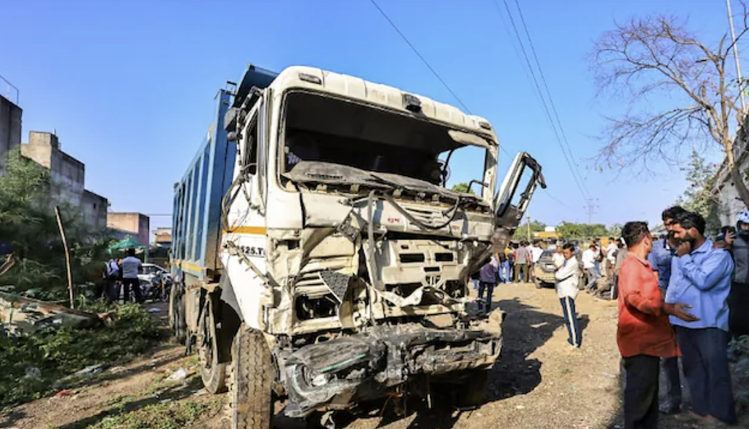 19人死亡，数十人重伤！重型货车沿街碾压车辆行人，1家5口被灭门，满地尸体（视频/组图） - 4