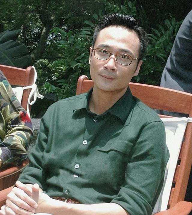 64岁吴镇宇近况,生图皮肤紧致五官能打,刷老年卡坐公交遭人嫌弃(组图) - 4
