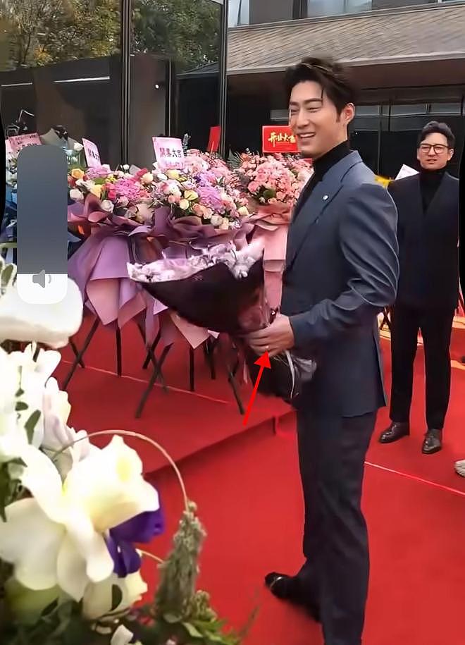 窦骁否认婚变后首现身，状态很好露开心笑容，手戴结婚戒指超抢镜（组图） - 12