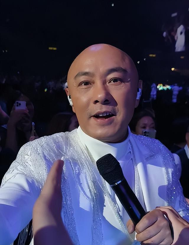 64岁吴镇宇近况,生图皮肤紧致五官能打,刷老年卡坐公交遭人嫌弃(组图) - 12