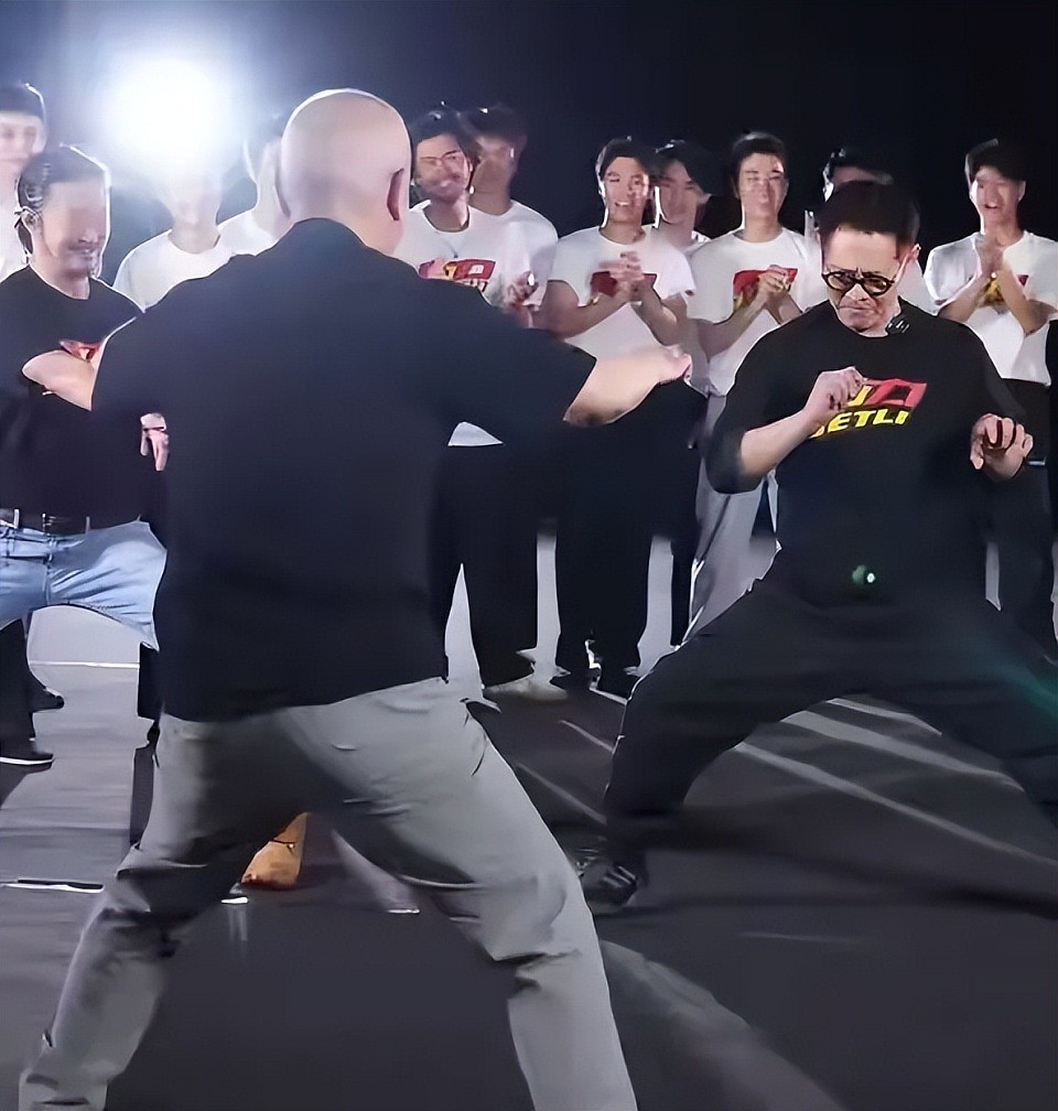 李连杰亲自下场辟谣，泳池脱衣露出光洁胸口，直言：别拿逝者炒作（组图） - 6