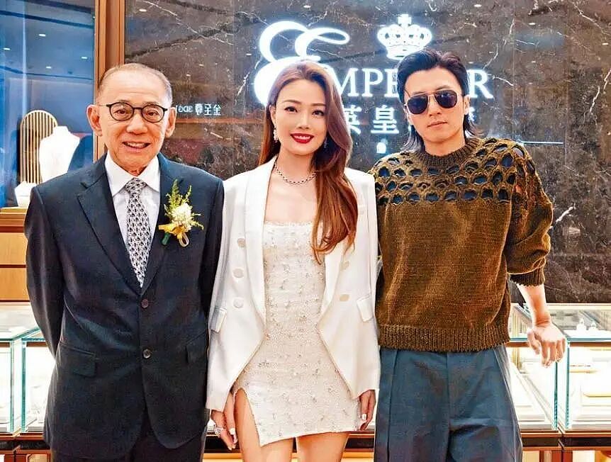 澳门知名娱乐场英皇宫殿宣布停运,老板为英皇集团掌门人杨受成;曾以大堂铺满78公斤千足黄金闻名(组图) - 4