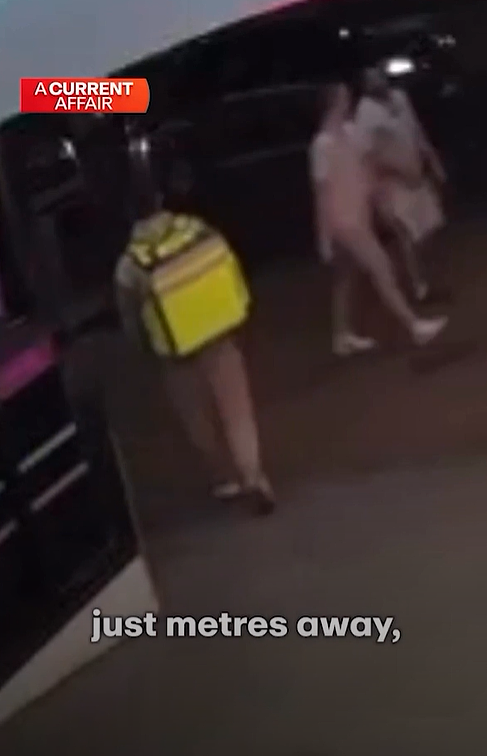 太恶心!澳洲闹市区餐馆门口,一金发美女当众小便!网友炸锅(组图) - 4