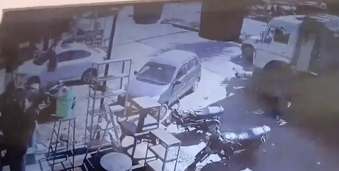 19人死亡，数十人重伤！重型货车沿街碾压车辆行人，1家5口被灭门，满地尸体（视频/组图） - 9
