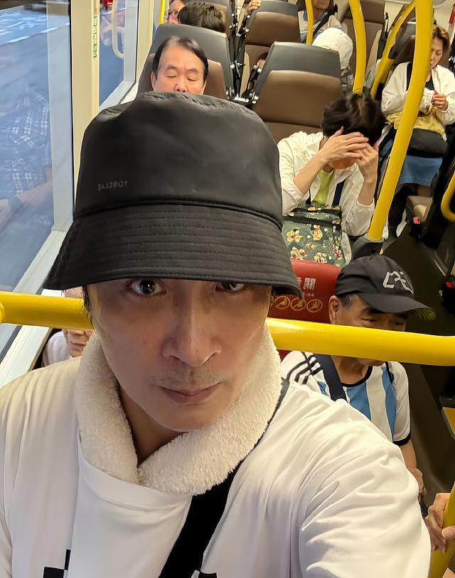64岁吴镇宇近况,生图皮肤紧致五官能打,刷老年卡坐公交遭人嫌弃(组图) - 2