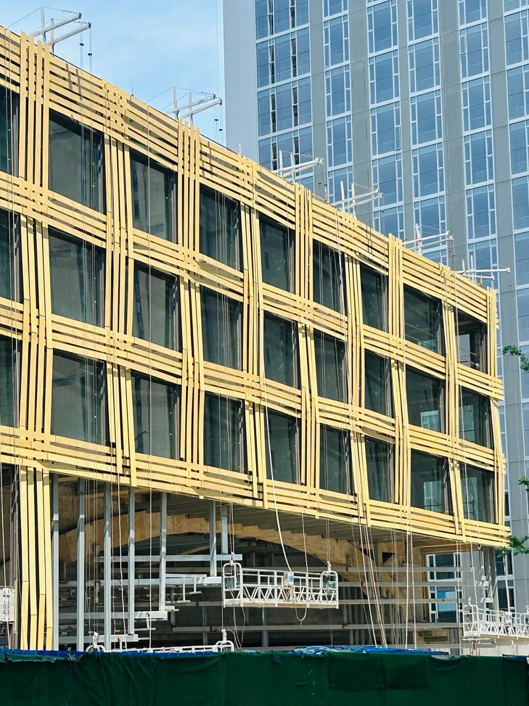 建筑大师又“翻车”了？隈研吾在武汉设计的酒店，还未完工就被吐槽像“快递防护木架”！网友：效果图是一个？（组图） - 6
