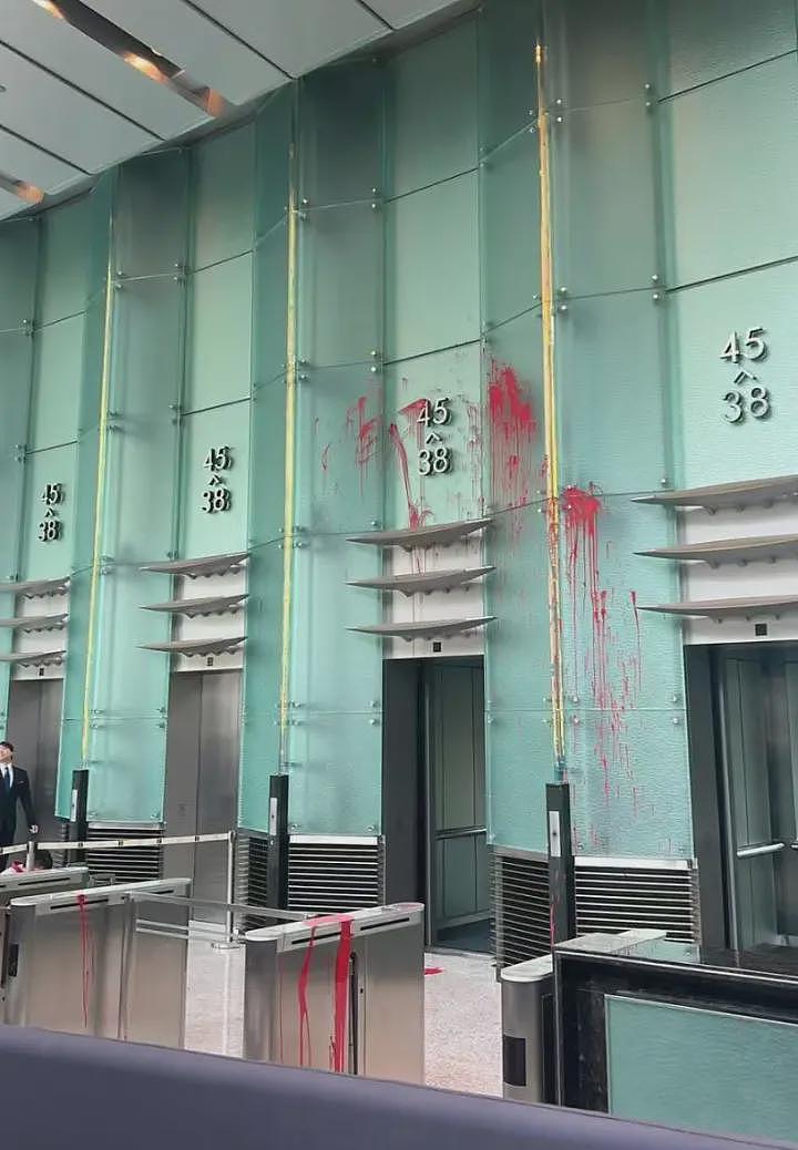 男子求见李嘉诚遭拒，大闹长江集团中心！泼红漆、打保安（视频/组图） - 1