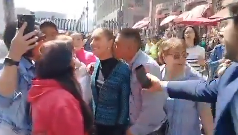 墨西哥女总统薛恩鲍姆，当街遭偷亲、差点被袭胸（视频/组图） - 2
