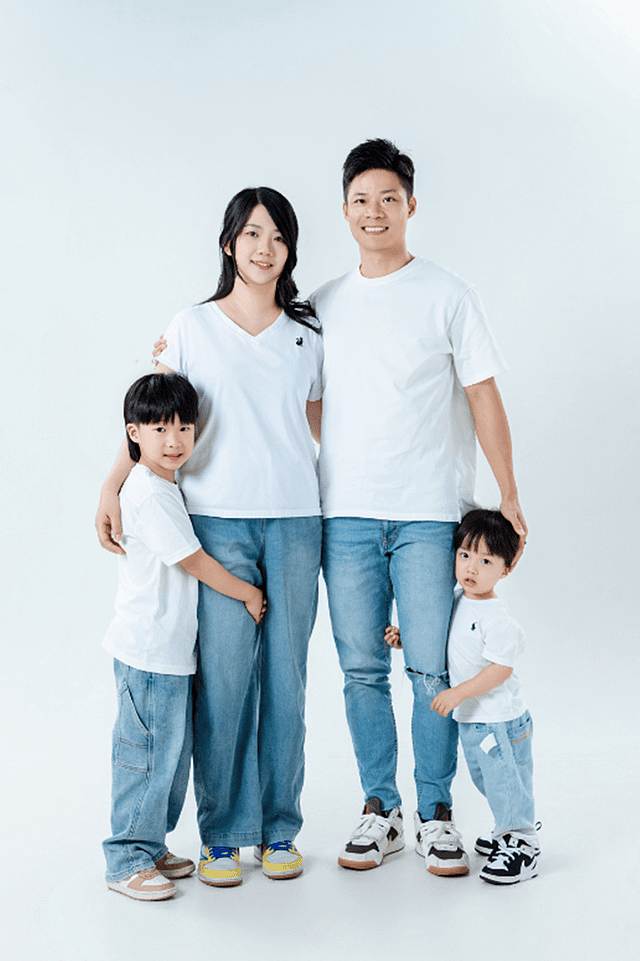 苏炳添陪家人被偶遇,背影男友力满满,妻子生仨娃还是小女孩模样(组图) - 7