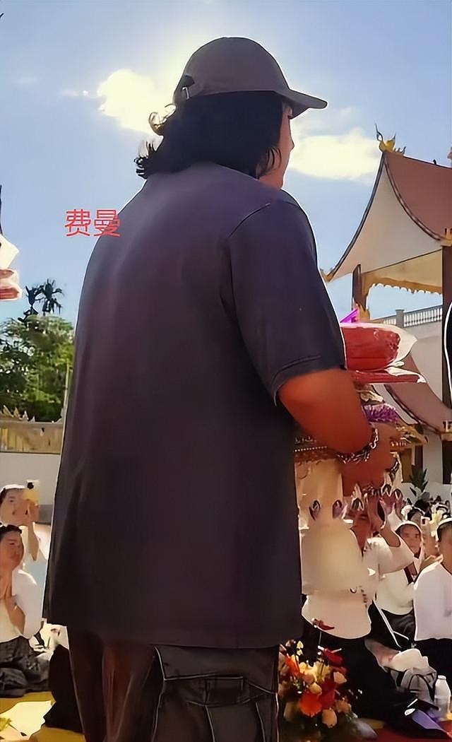 64岁吴镇宇近况,生图皮肤紧致五官能打,刷老年卡坐公交遭人嫌弃(组图) - 15