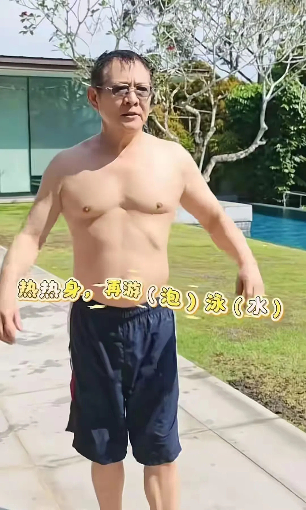 李连杰亲自下场辟谣，泳池脱衣露出光洁胸口，直言：别拿逝者炒作（组图） - 1