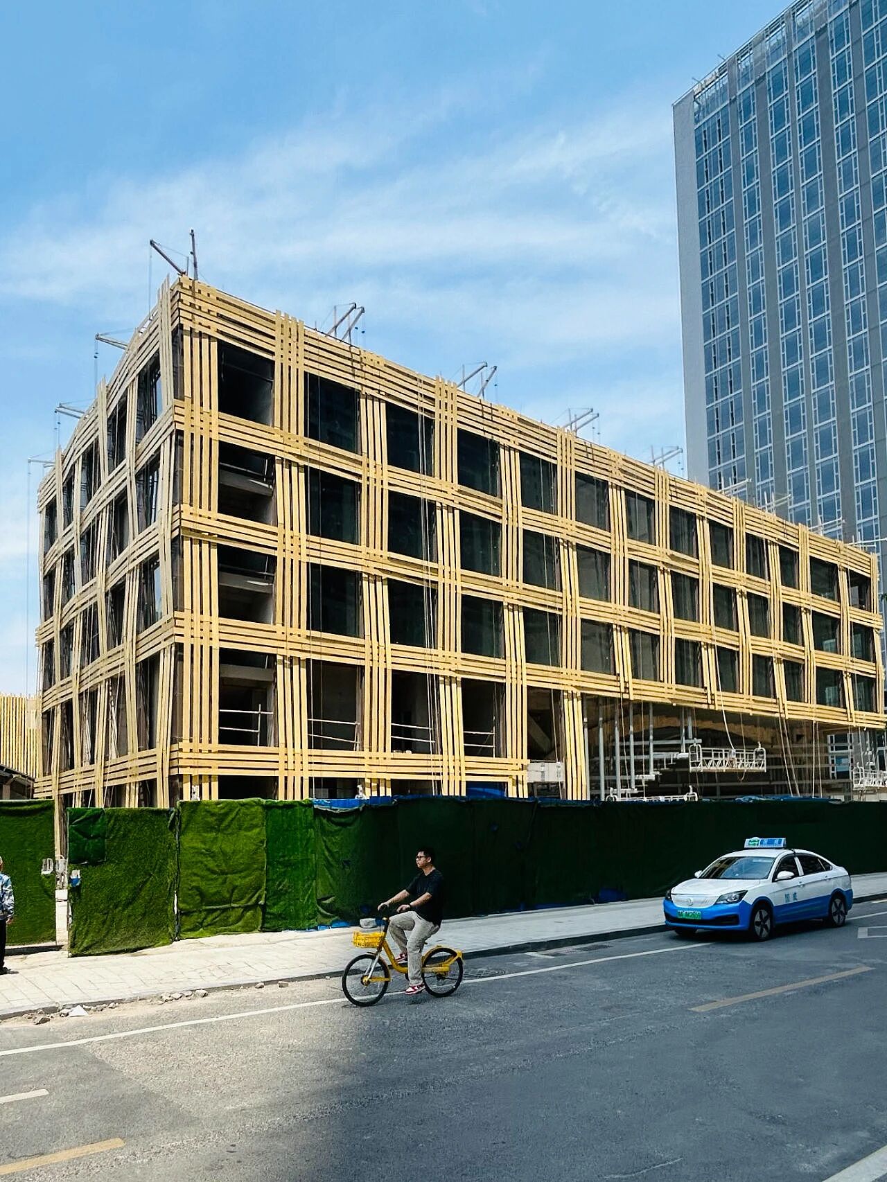 建筑大师又“翻车”了？隈研吾在武汉设计的酒店，还未完工就被吐槽像“快递防护木架”！网友：效果图是一个？（组图） - 1