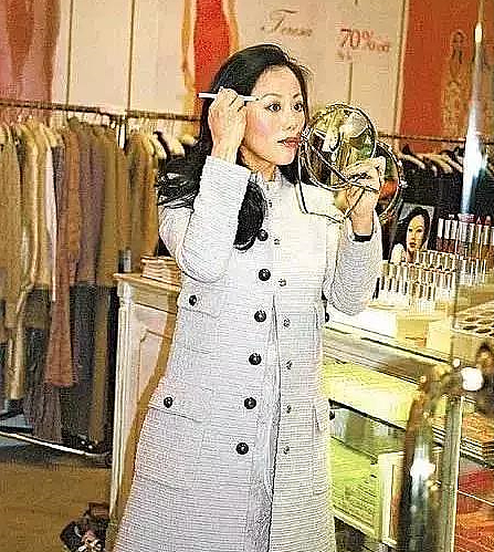这也能洗白！害惨闺蜜一家逼其子女入狱、与5床伴持续交合15小时，60岁变身商业女强人？（组图） - 26