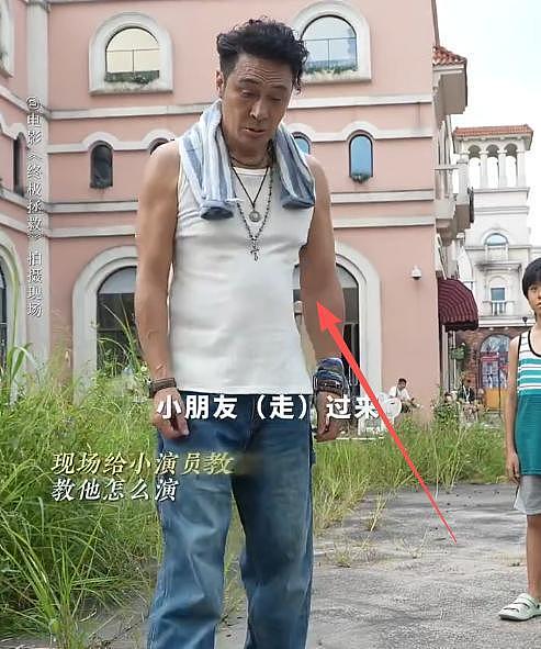 64岁吴镇宇近况,生图皮肤紧致五官能打,刷老年卡坐公交遭人嫌弃(组图) - 13