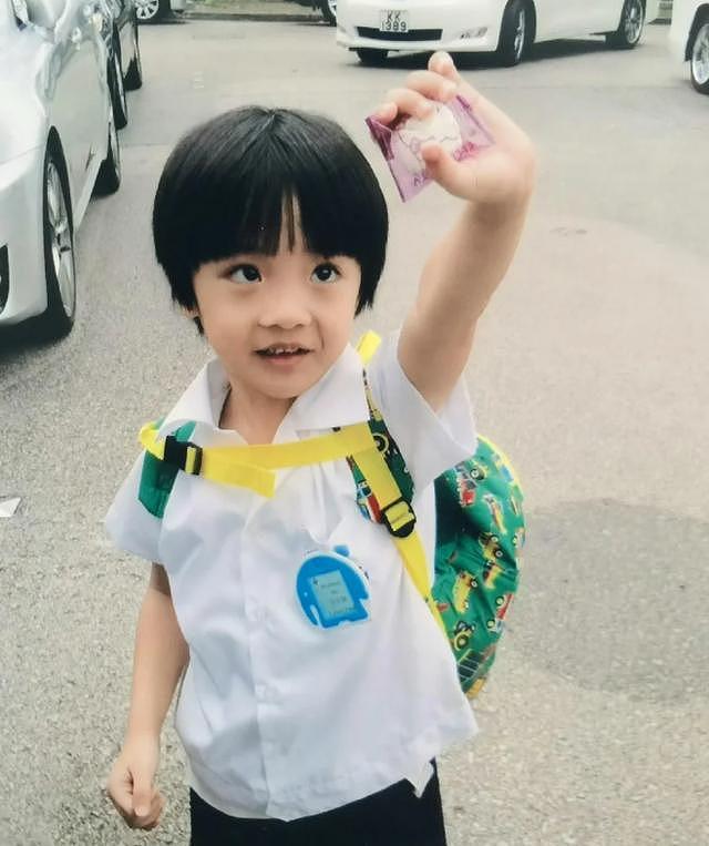 64岁吴镇宇近况,生图皮肤紧致五官能打,刷老年卡坐公交遭人嫌弃(组图) - 16