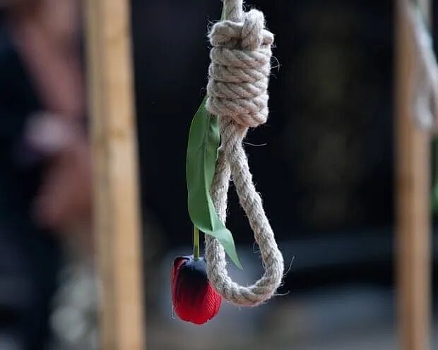 她13岁生娃，18岁保护孩子反杀丈夫却被判死刑！下月她要筹100亿，否则...（组图） - 1